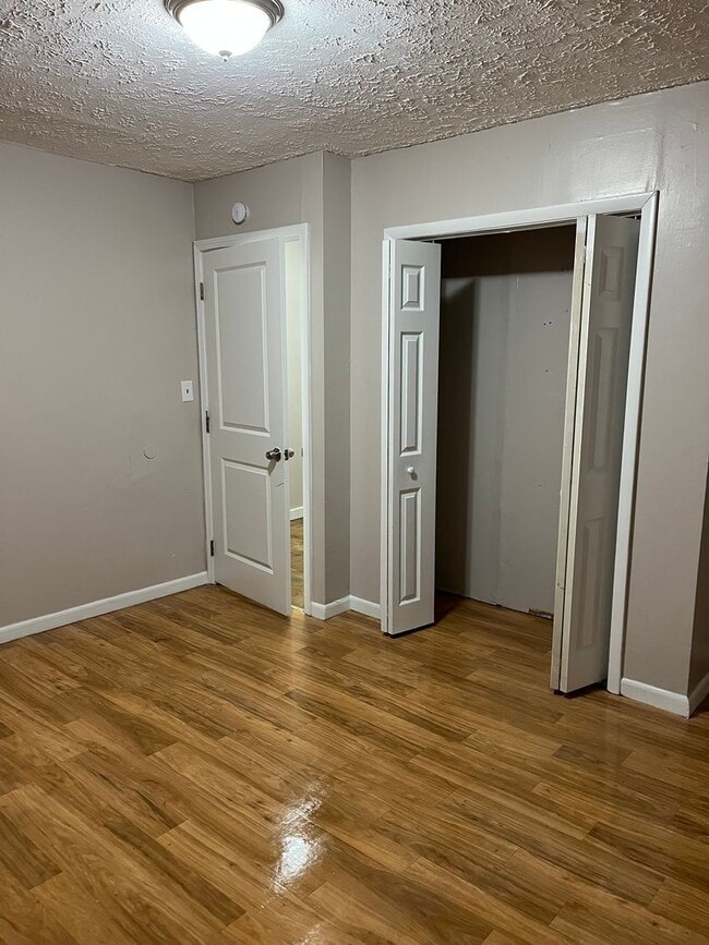 Building Photo - 3 Bedroom Home in St. Albans