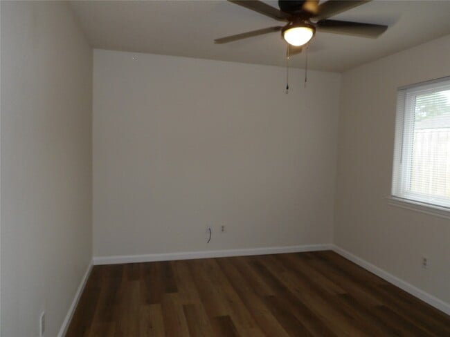 Building Photo - 5917 Red River Dr