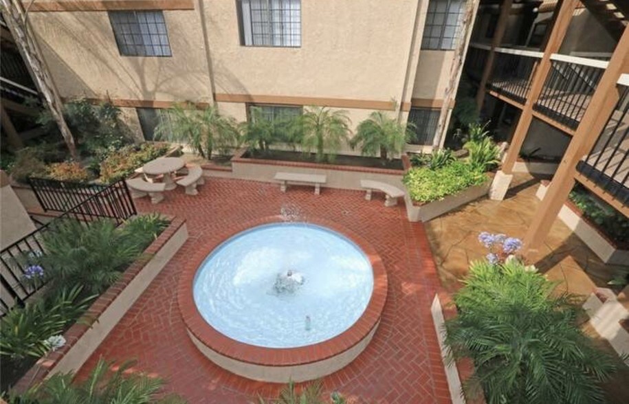 Building Photo - 441 E San Jose Ave