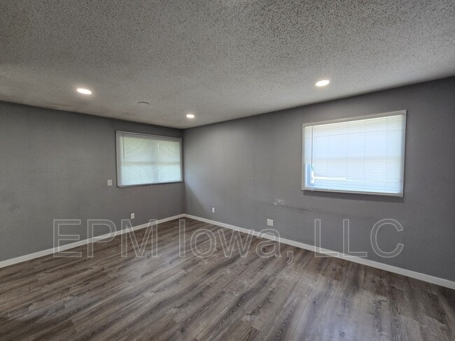 Building Photo - 109 Ludland Dr