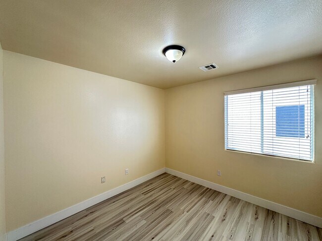 Building Photo - FALCON POINTE