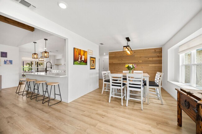 Building Photo - 921 Indian Trail Dr