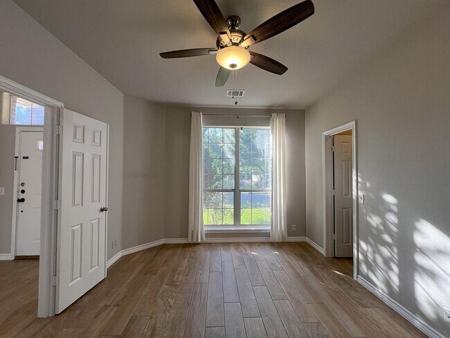 Building Photo - 1112 Vanderbilt Cir