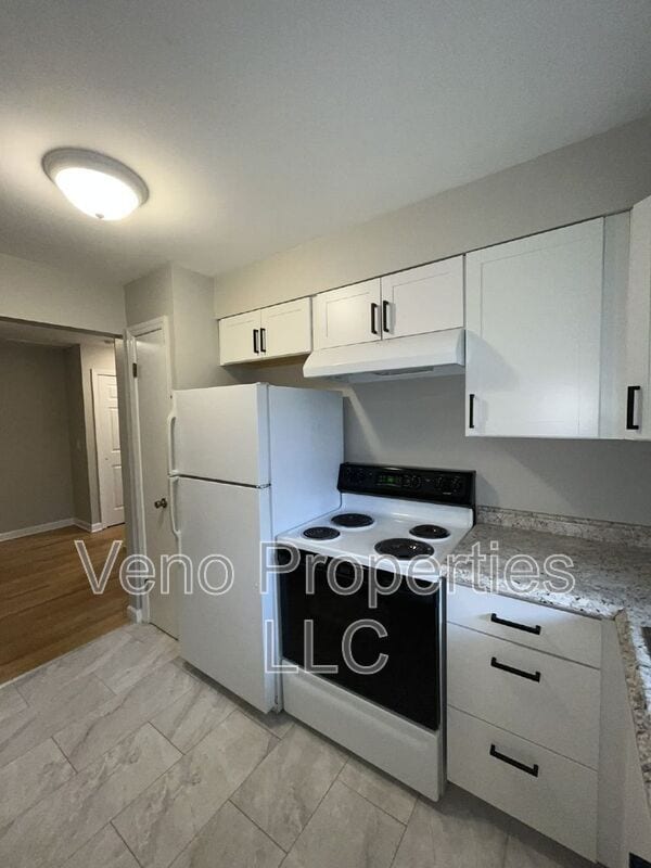 Building Photo - 9/11/13-13 Village Dr