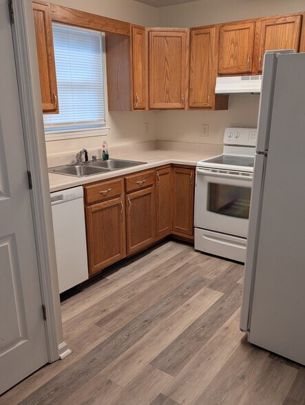 Kitchen - 138 Crestview Dr