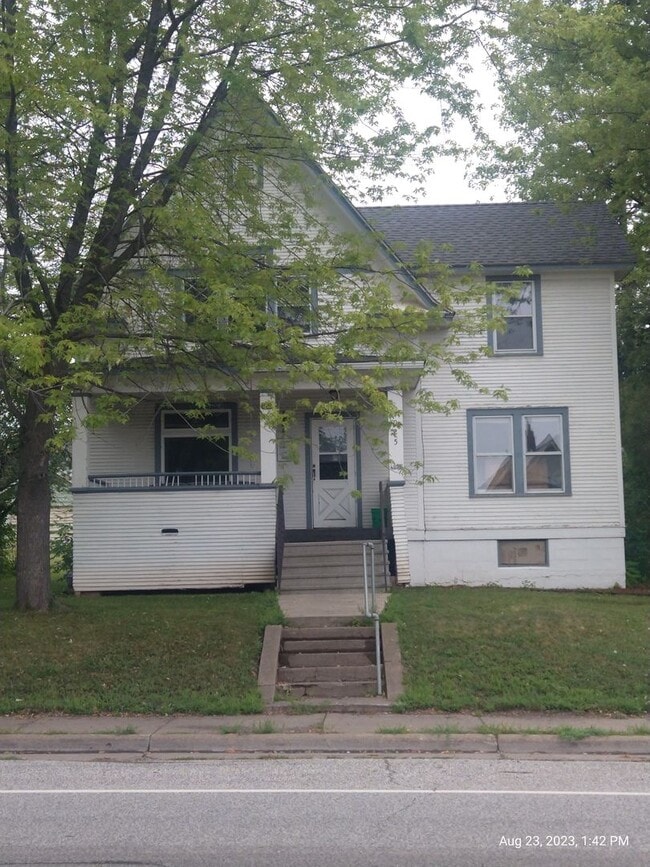 Building Photo - Large Five Bedroom Home in Lakeside!