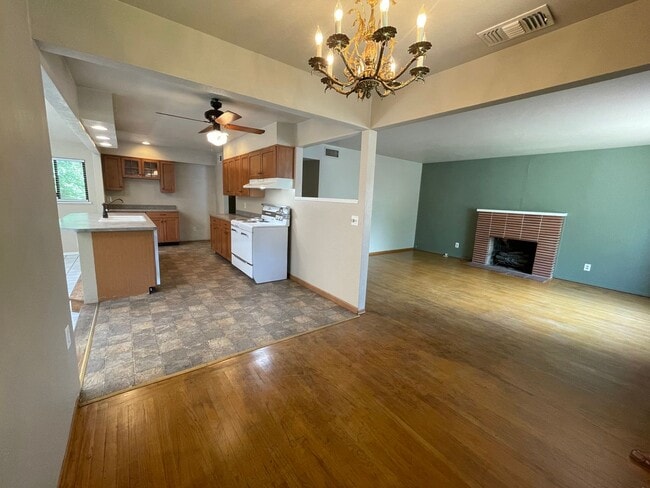 Building Photo - Charming & Unique Fair Oaks Home with Deta...