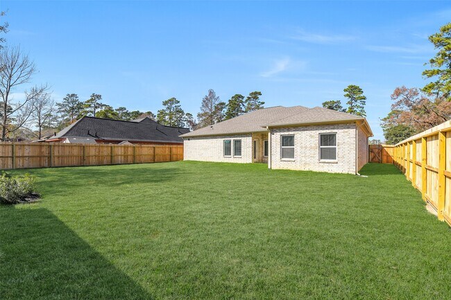 Building Photo - 13610 Pine Dr