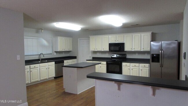 Building Photo - 14597 Bruce Cove S