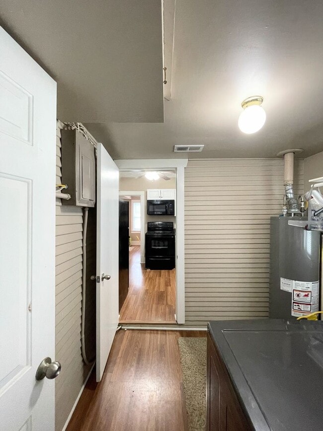 Building Photo - Cute 3 Bed 1 Bath McPherson Home in Good N...