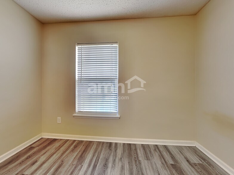 Building Photo - 14015 Fish Eagle Dr E
