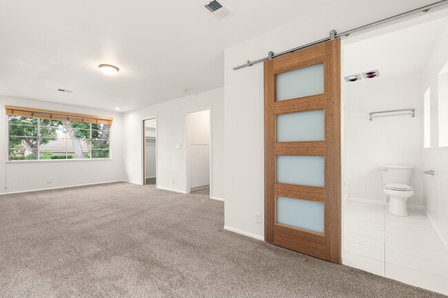 Building Photo - 5651 N Bryn Mawr St