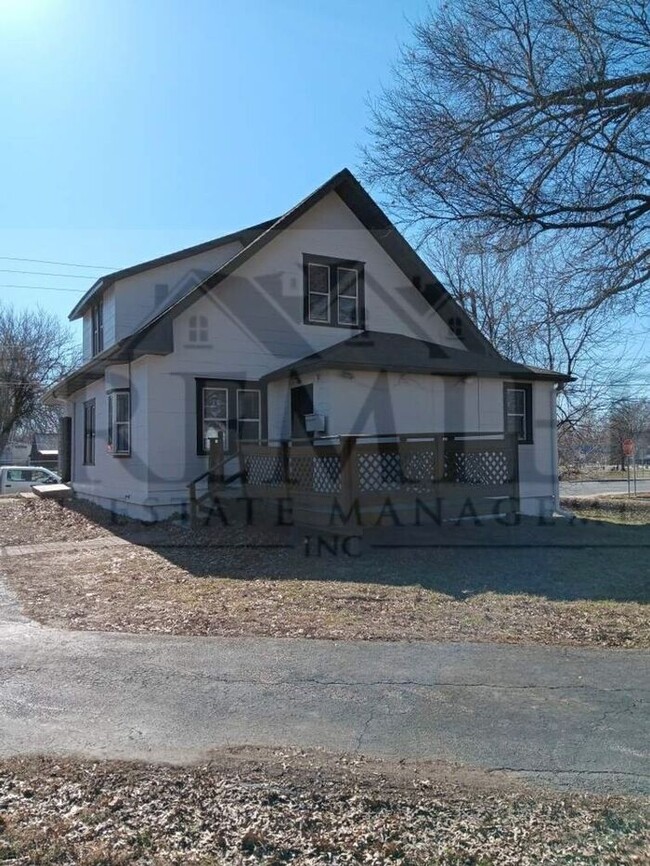Building Photo - 304 E Monroe St Buckner MO 64016 - 4 bed/ ...