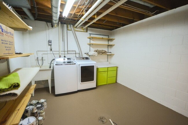 Building Photo - Gorgeous NE Rochester home with TONS of sp...