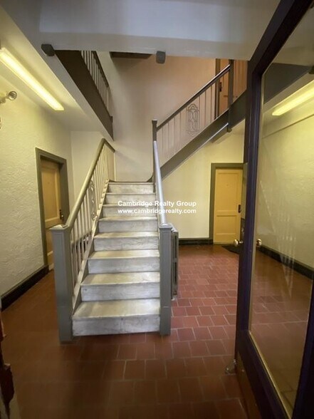 Building Photo - 71 Martin St