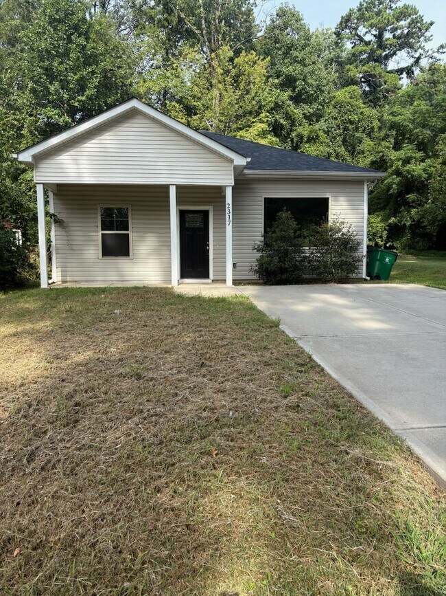 Primary Photo - Spacious 3bedroom House