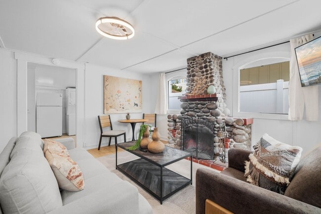 Building Photo - 344 Bonair St