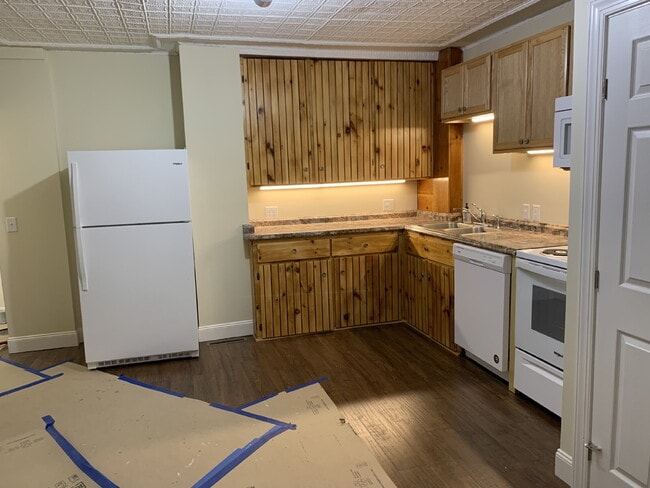 Building Photo - 1ST FLOOR!  3-bedroom unit located on a quiet dead-end street!