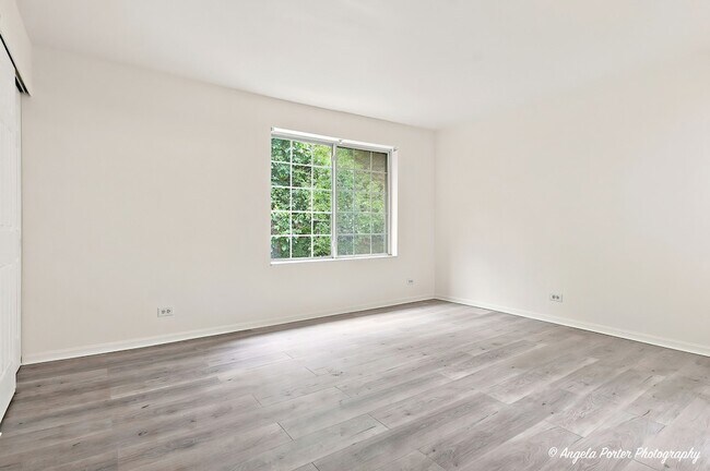 Building Photo - 259 W Whispering Oaks Ln