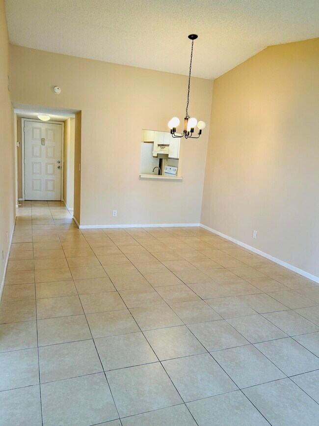 Building Photo - 6649 Somerset Dr