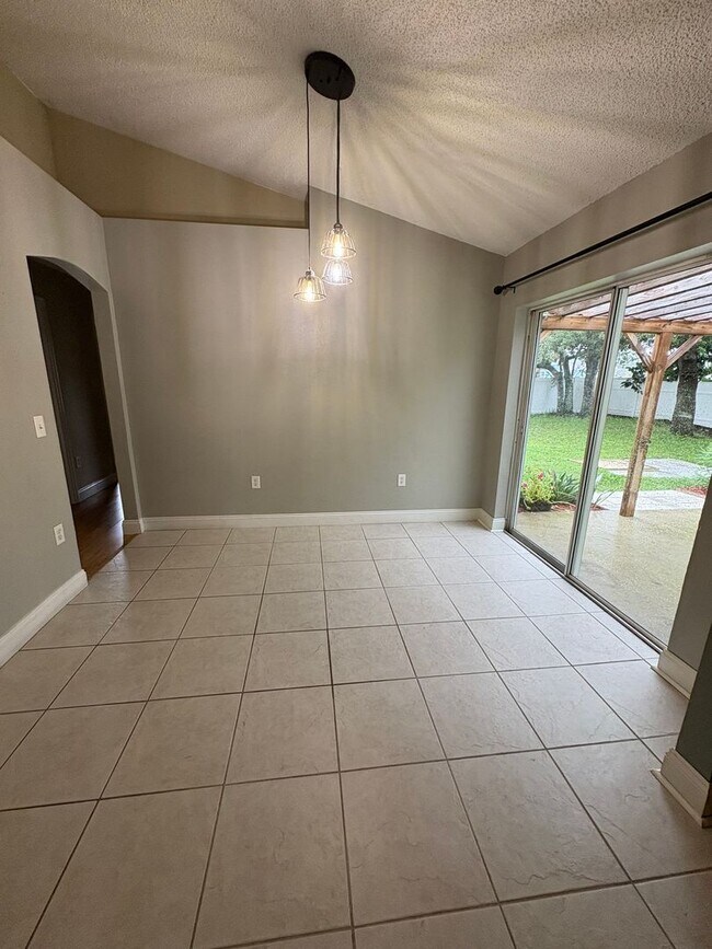 Building Photo - Wonderful 4 bedroom plus bonus room BEAUTY   call Sheila or text 407-687-7900