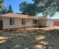 Building Photo - Single Level House- New Flooring-Freshly P...