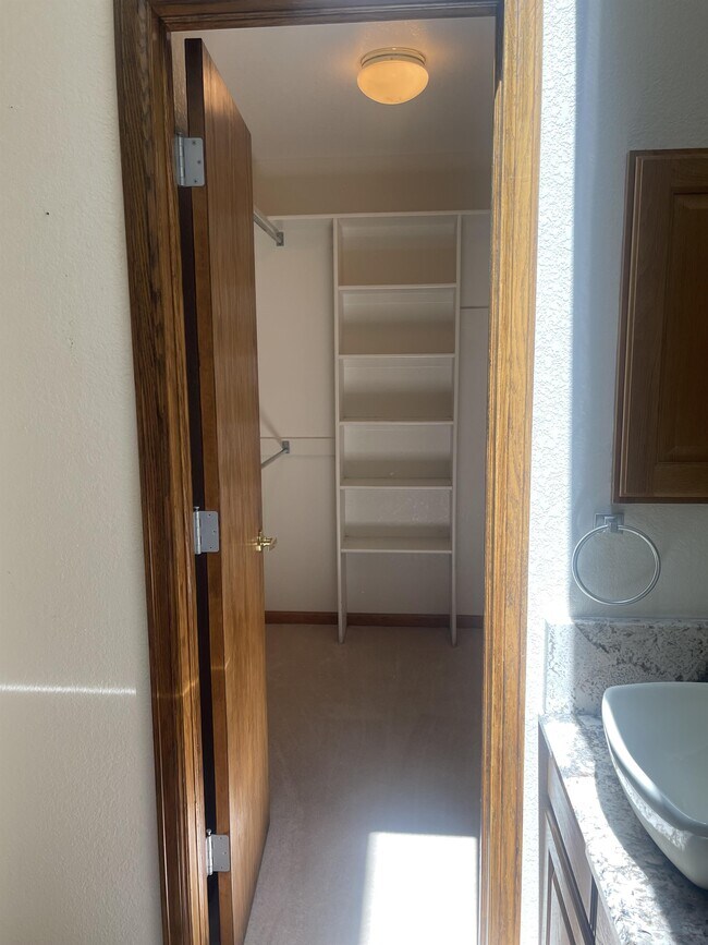 Building Photo - 1107 Hawkeye St