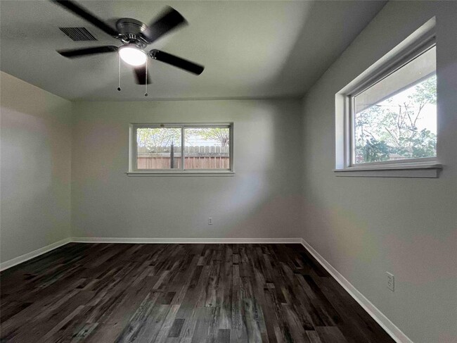 Building Photo - 8106 Mullins Dr