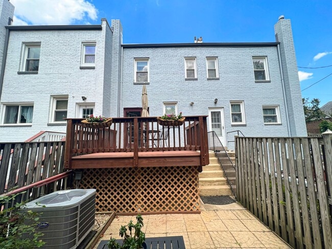 Building Photo - Charming 2 Bed 2 Bath Brick Townhome With A Fully Fenced Yard In Beautiful Foxcroft Heights