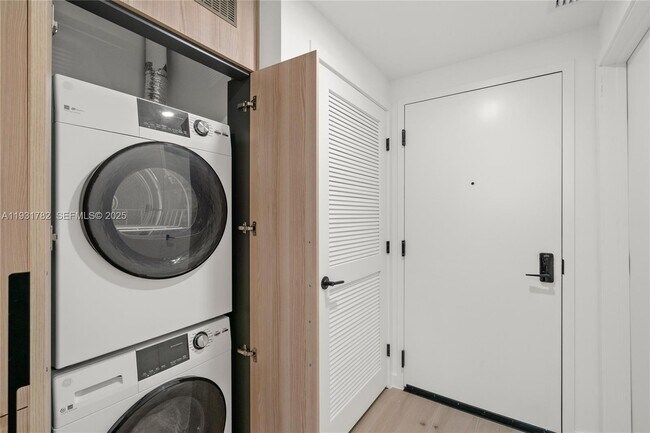 Building Photo - 225 N Miami Ave