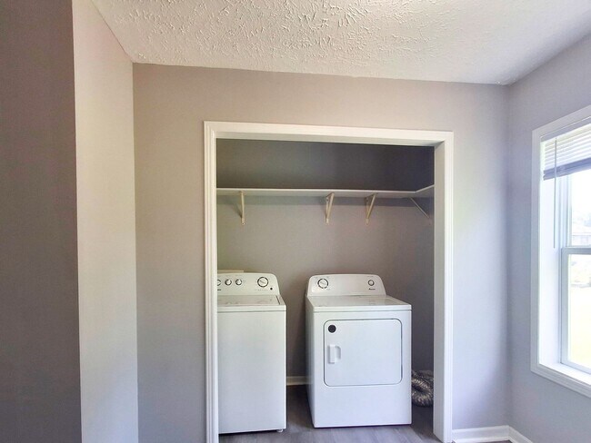Building Photo - 4 Bed / 2 Full Bath House with Brand-New Kitchen, Attached Garage, and Full Basement - Built 2001