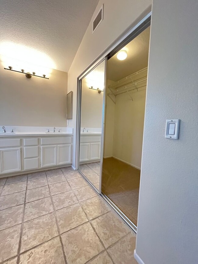 Building Photo - LOVELY 2 STORY DETACHED HOME WITH LARGE LO...