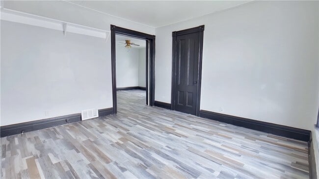 Building Photo - 6-7 Calihan Park