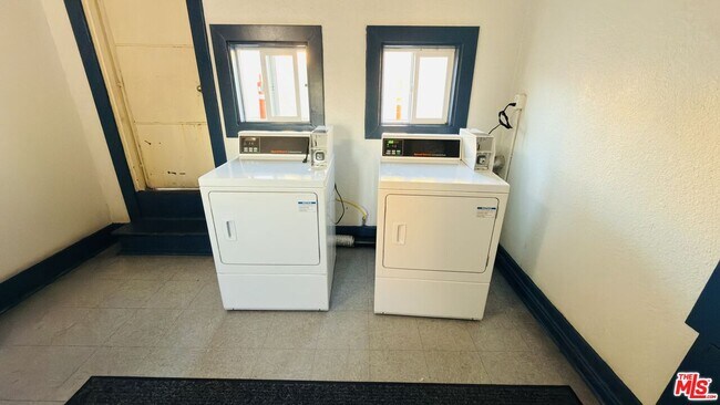 Building Photo - 1510 E Broadway