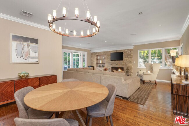 Building Photo - 723 Sierra Dr