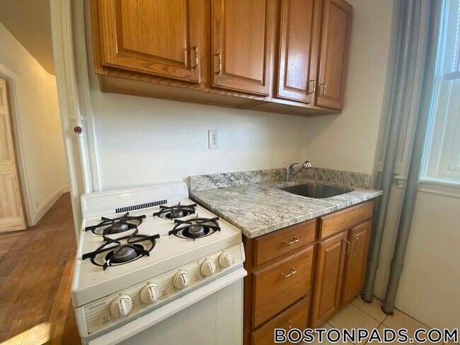 Building Photo - 143 Park Dr