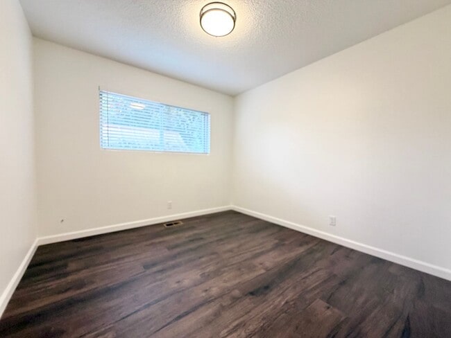Building Photo - Tastefully Updated 2BR/1BA Home - Deck, Fenced Yard, Parking, Laundry, and more!