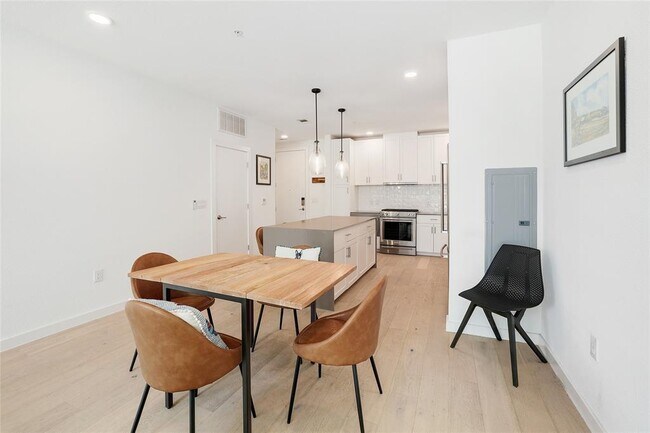 Building Photo - 1600 S 1st St