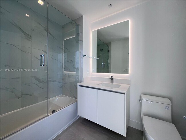 Building Photo - 700 NE 24th St