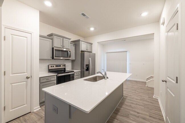 Building Photo - 2 Bedroom Townhome in Lowell