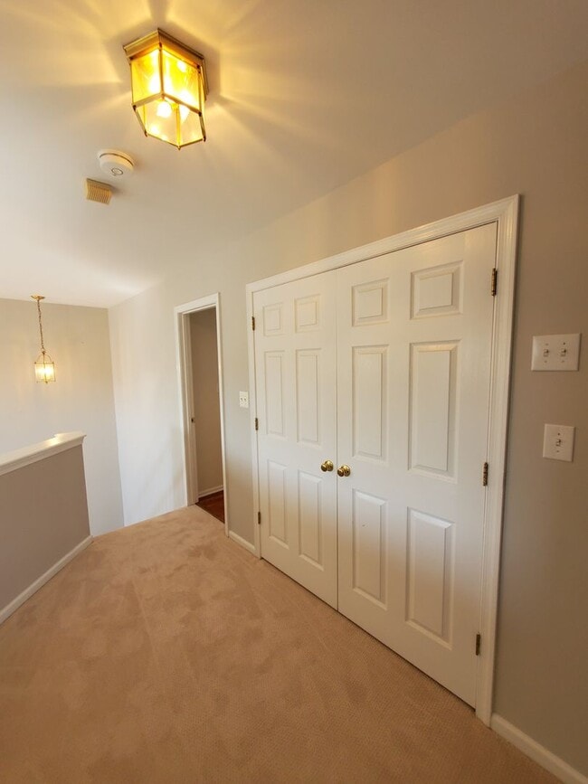Building Photo - Waterfront! Spacious, updated, 4-bedroom &...