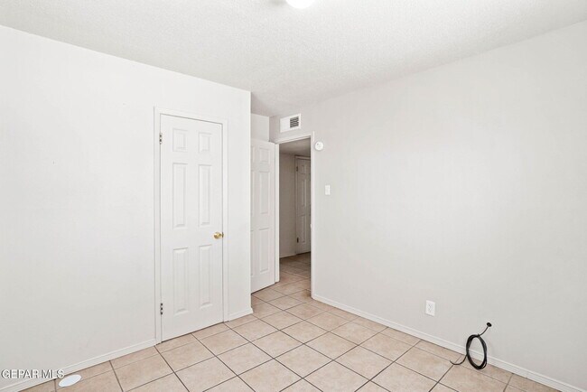 Building Photo - 4908 Royal Dr