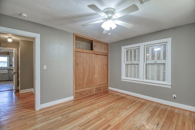 Building Photo - Charming Campus Home!