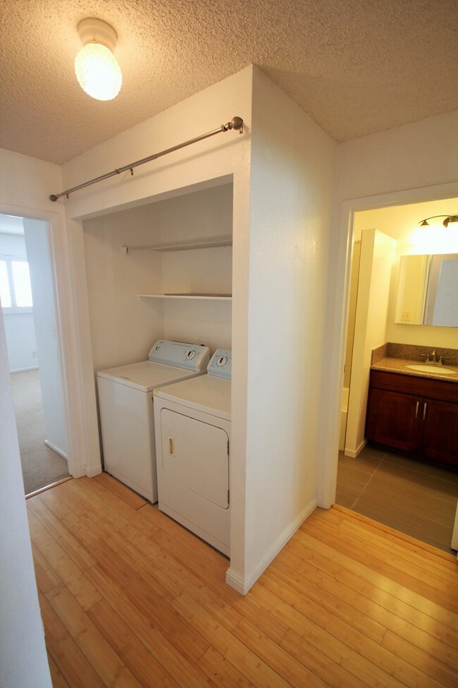 Building Photo - 2 Bed, 1 Bath, 1 Parking Townhouse in Waia...