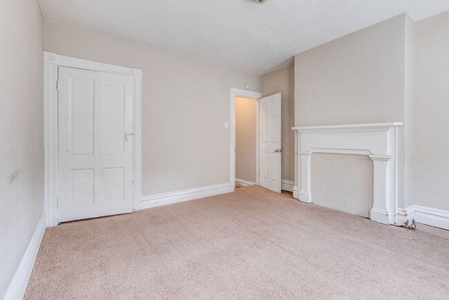 Building Photo - AVAILABLE JUNE 2026 - Spacious 2 Bedroom Home w/ SECONDS from Shiloh & Grandview!