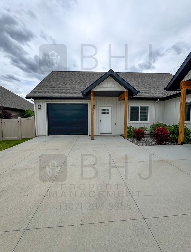 Building Photo - Love 2165/ 2167