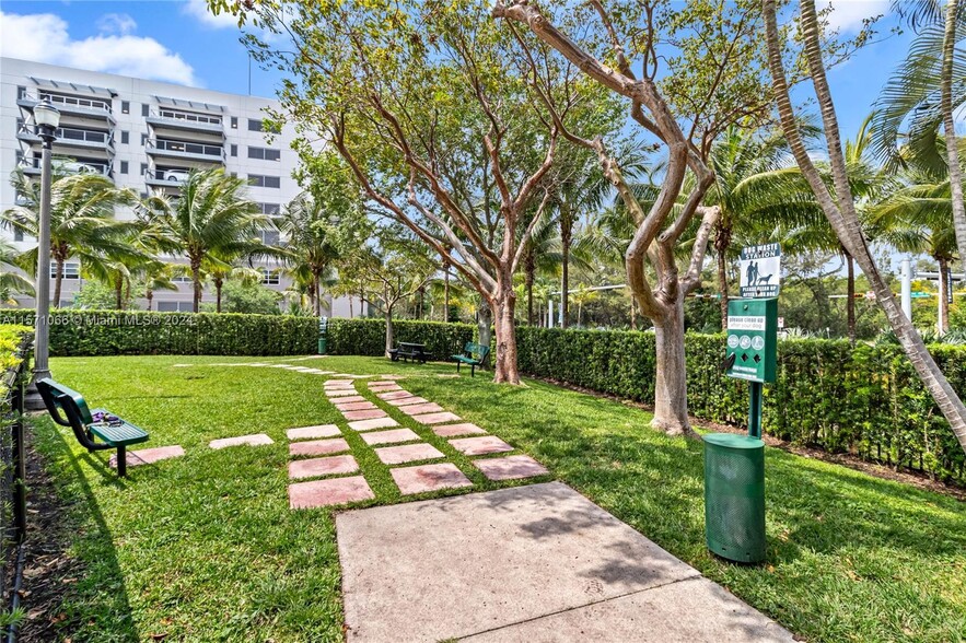 Building Photo - 14951 Royal Oaks Ln