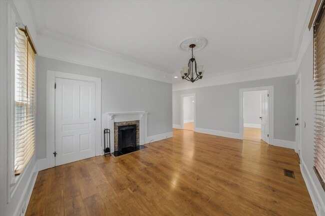 Building Photo - 401 E Oak Hill Ave