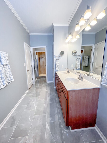 Bathroom #1: Master - 4001 W Baywood Dr
