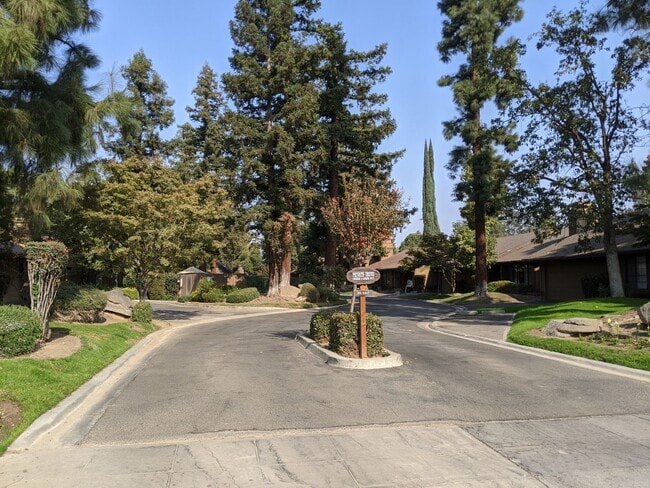 Building Photo - Spacious Bullard Area condo, recently upda...